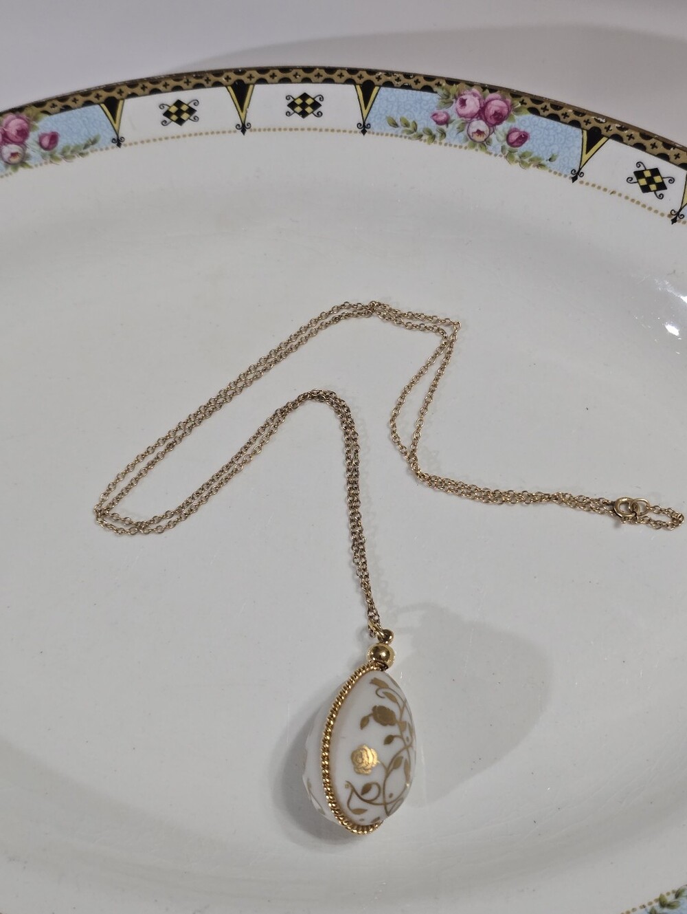 Vintage 1978 Franklin Mint Bisque Porcelain Floral Easter Egg Pendant Necklace - Picture 4 of 8
